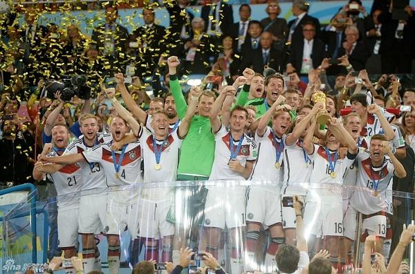 德国队回国展示大力神杯